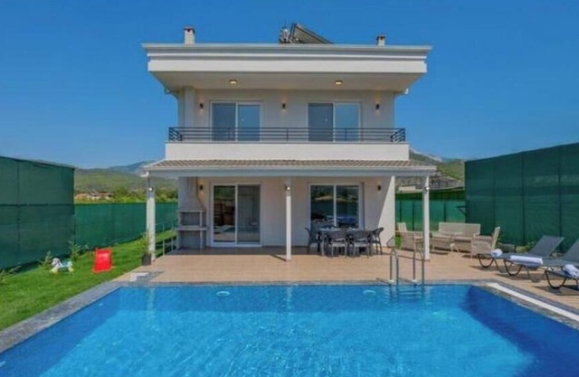Villa Esmeralda, Luxury Villa with Jacuzzi and Children's Pool