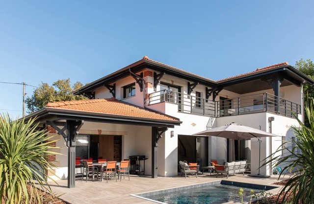 Villa Fabienne in city center with heated pool