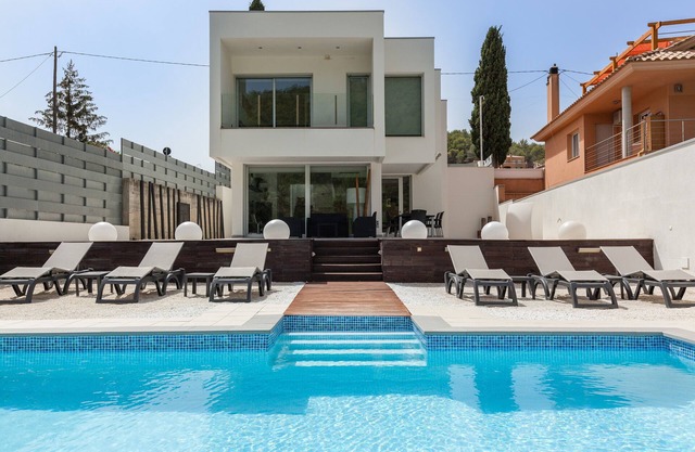 Villa 'Familiar con Piscina a 5min de Sitges' with Mountain View, Wi-Fi and Air Conditioning