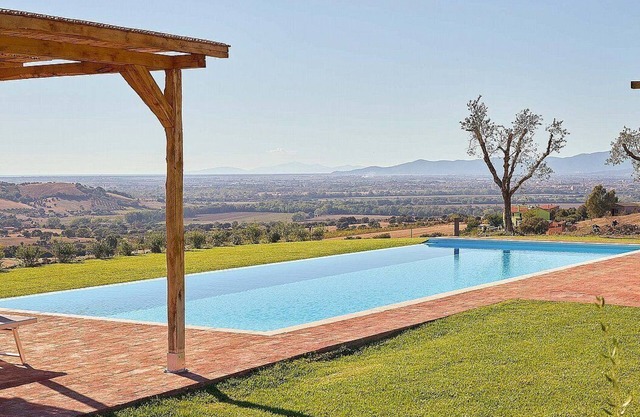 Villa Flores: An elegant and welcoming two-story villa located on top of a small hill, with Free WI-FI.