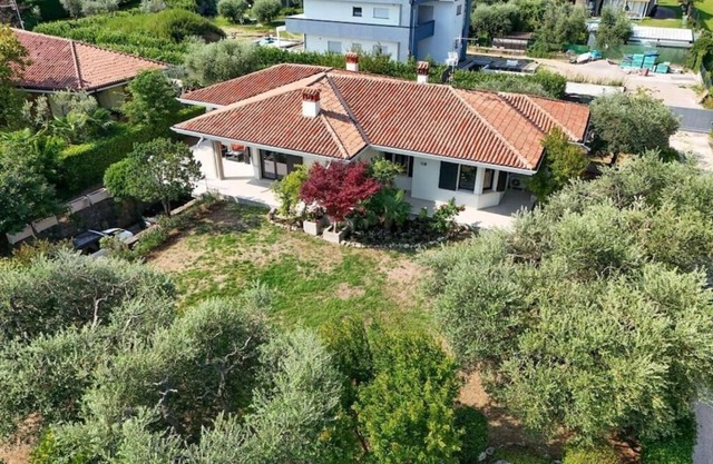 Villa Fortuna, recently renovated, close to the lake and with all amenities .