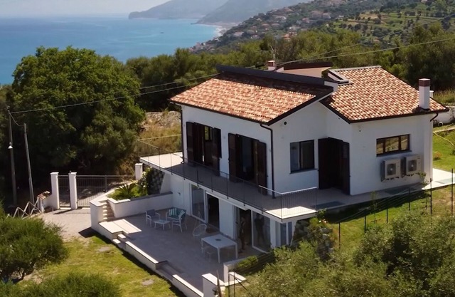 Villa Giardino degli Ulivi, a modern Sicilian Villa with a breathtaking view