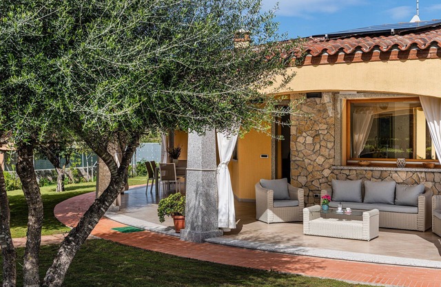 Villa 'Girasole' with Private Pool, Wi-Fi and Air Conditioning