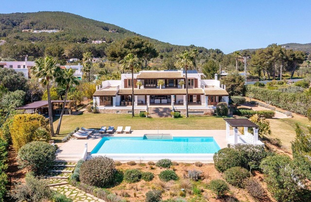 Villa in Santa Eulària Des Riu with 7 bedrooms sleeps 14