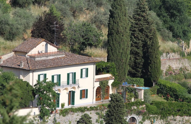 Villa in Florence - No Car Needed, Terrific Views. Exclusive Pool, Garden, Wi-Fi