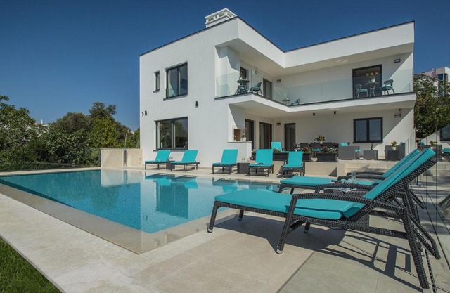 Villa in Pje ana by the Beach with Pool