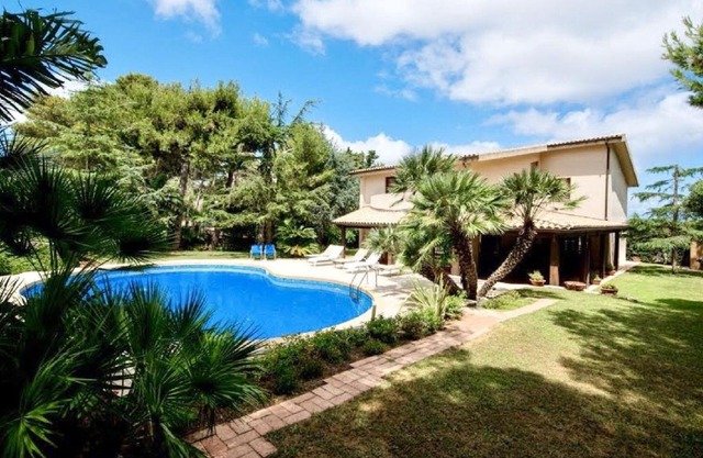 Villa in Valderice with Pool and Garden