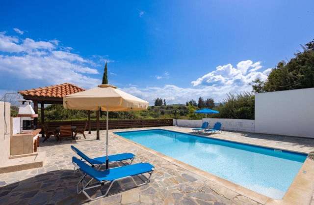 Villa Ira Finiki: Private pool and gardens, A/C, Wi Fi, sea views