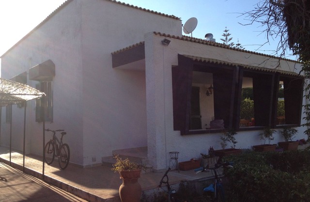 Villa with 3 bedrooms and large garden a few meters from the sea.