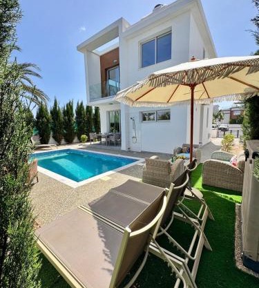 Villa Jarvis Modern and Quiet 3BR with Private Swimming Pool