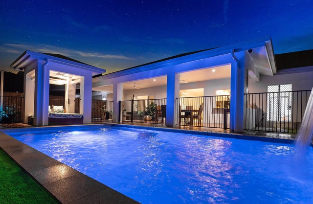 Villa Keluarga; 4BR Family Retreat: Pool, PS4, BBQ