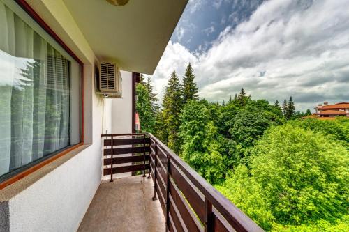 Villa Kometa - 1BD Apt with Balcony & Forest View by Flat Manager