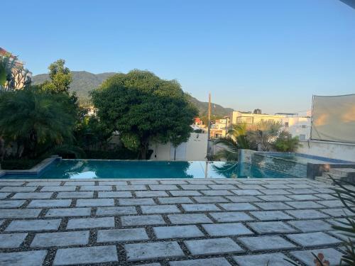 Villa las orquídeas terraza y piscina grande, vista a la montaña!