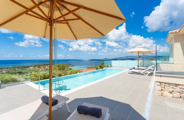 Villa Lassi Illios: Large Private Pool, Walk to Beach, Sea Views, A/C, WiFi