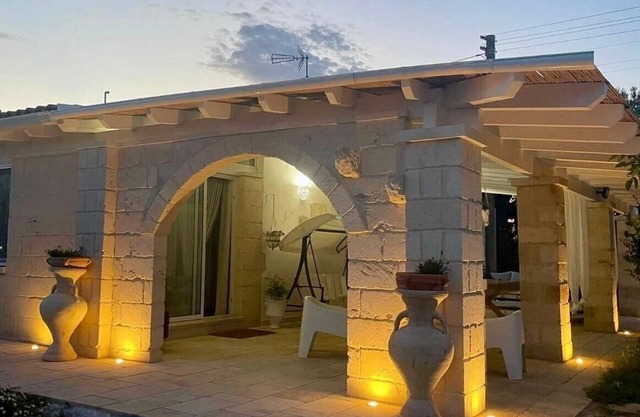 Villa Lena. Villa with exclusive use of garden and solarium a stone's throw from the sea.