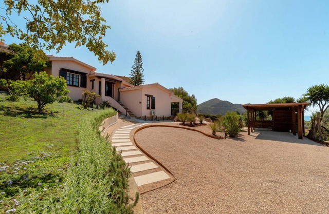 VILLA LENTISCHIO, just a few steps from the crystal-clear sea of Solanas