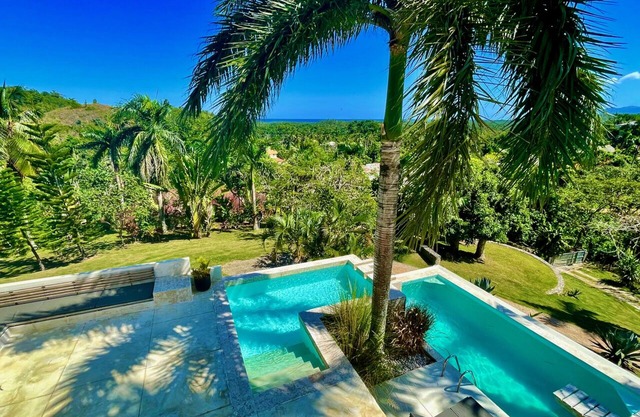 Villa Luna: oasis in tropical garden w. sea view