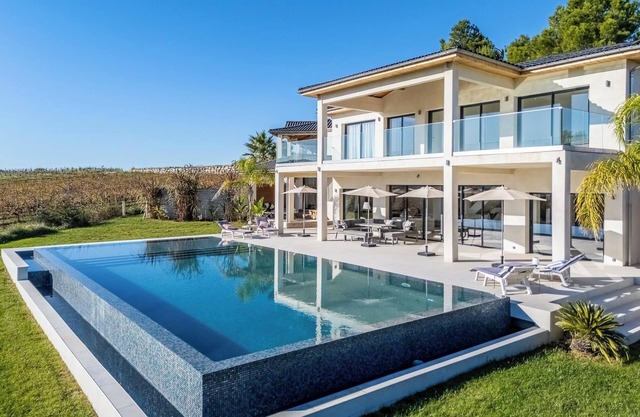 Villa Luxe SCL Heated mirror pool Jacuzzi and exotic garden in vineyard