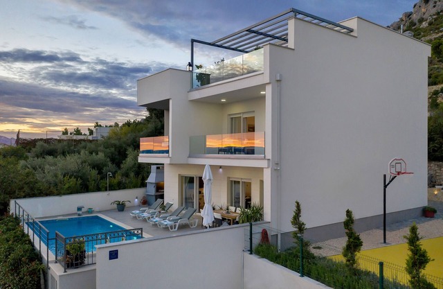 Villa M- surrounded by nature with heated pool & sport court