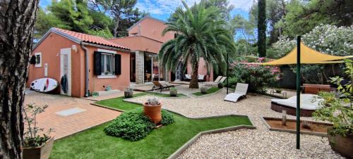 Villa Macaklin - Authentic island house at the beach in Čikat forest Park with its own parking
