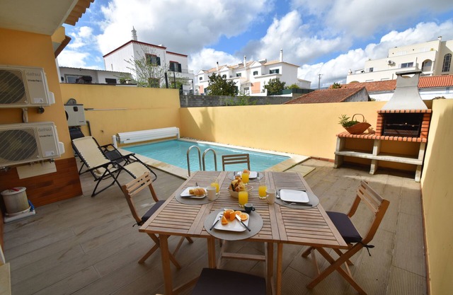 Villa Machado is located in Alcantarilha with a private swimming pool.