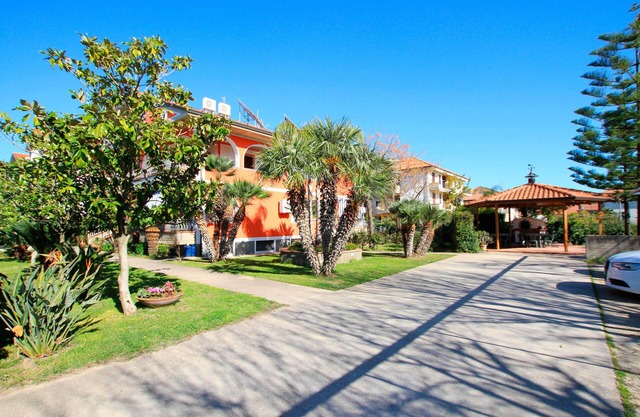 Villa Magnolia - Holiday apartments only 350 m. From the beach