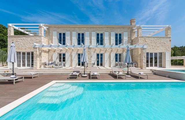 Villa Maxim with pool, jacuzzi and endless views over the vineyards to the sea