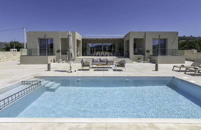 Villa Navelina, Villa