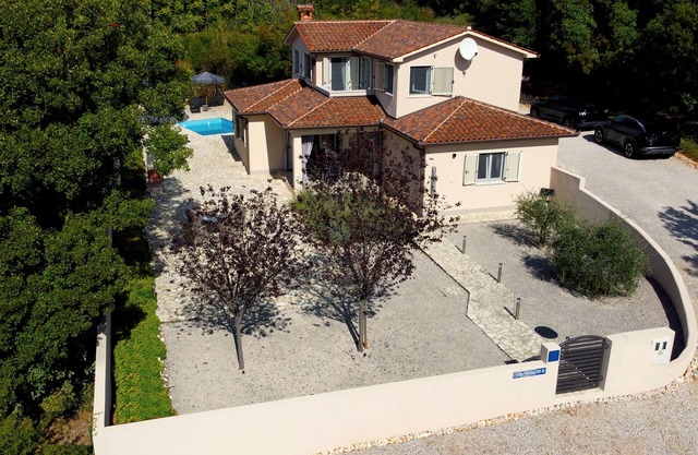 Villa Niklas mit Pool 4 km vom Meer