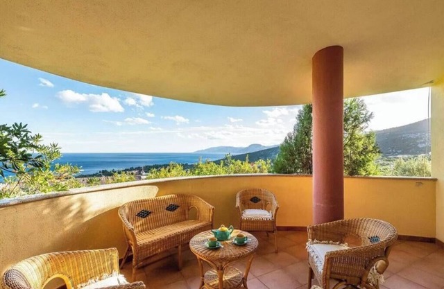 Villa Olivia - Four Bedroom Villa, Sleeps 8