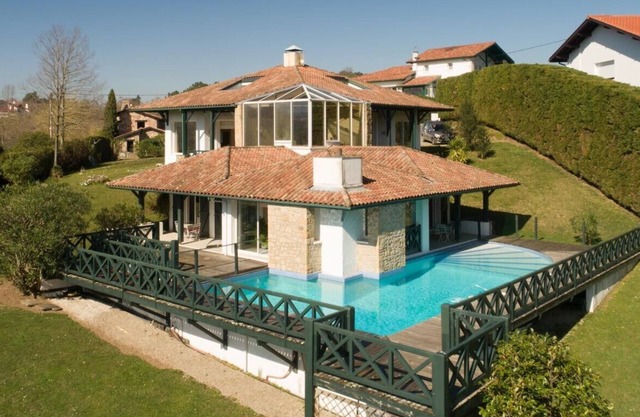 Villa ONGIZATEA-Rez de Chaussée with swimming pool 10 minutes from St Jean de Luz