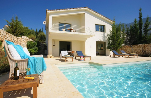 Villa 'Porfyra Ideales Resort' with Sea View, Wi-Fi and Air Conditioning