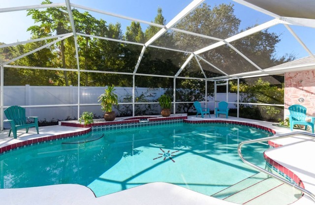 Villa, private Pool, 2 Miles from Manasota Beach, fenced Backyard, Pet friendly