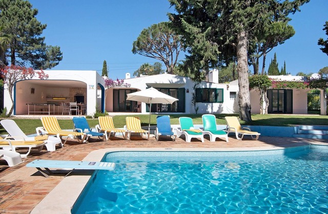 Villa 'Quinta da Balaia' close to the Sea with Pool & Wi-Fi