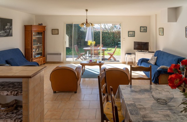 Villa rental 8 persons with garden, 380 m from the sea