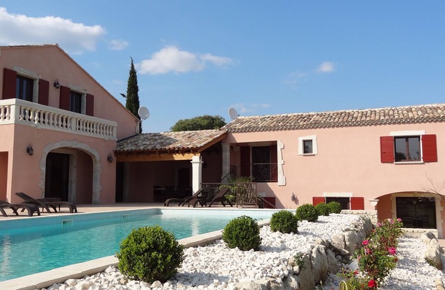 Villa Rose - A spacious luxury villa, private pool & garden,10 min walk to Uzes