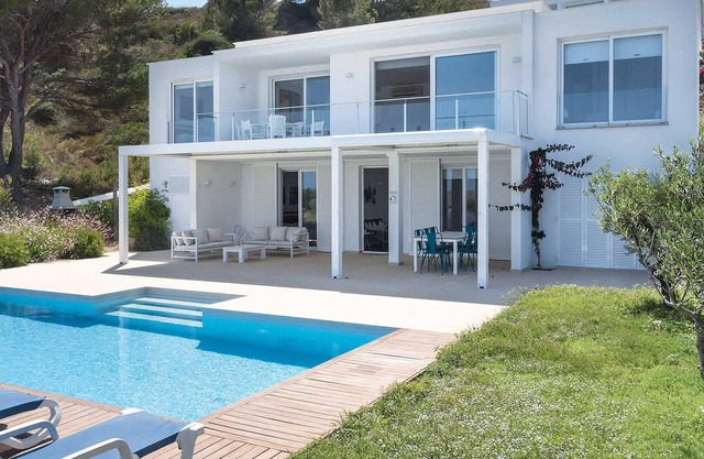 Villa Sarah is a stunning property located in the Coves Noves area, just behind the very popular fam