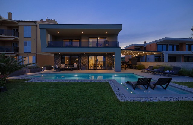 Villa Scala Pomer for 8 people, near Medulin, first row to the sea