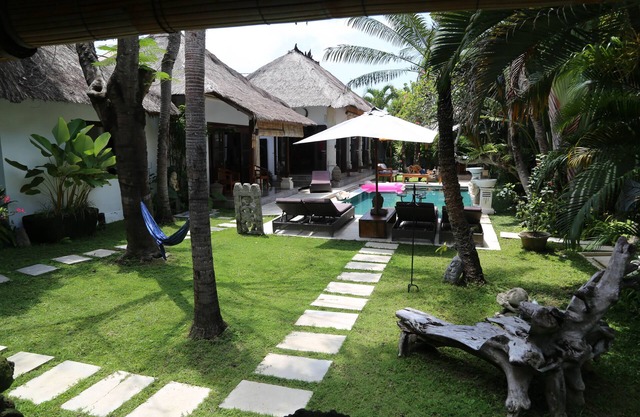 Villa Seminyak Bali close to the sea with butler and housekeeping