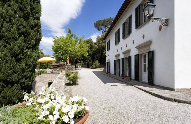 VILLA SERENA x6 Beautiful villa surrounded by nature, with swimming pool just 1 km from Cortona