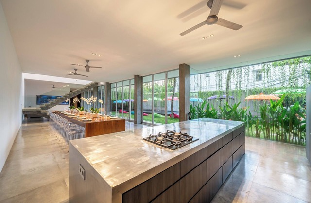 Villa Simpatico Spacious 6 BR Villa Retreat in Central Seminyak