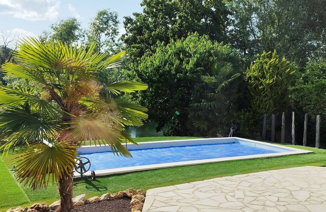 Villa sur Bord de Seine Avec Piscine Extérieure a 30kms de Paris