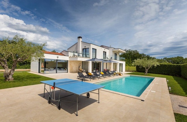 Villa Tea - beautiful, modern villa with large pool and garden near Poreč
