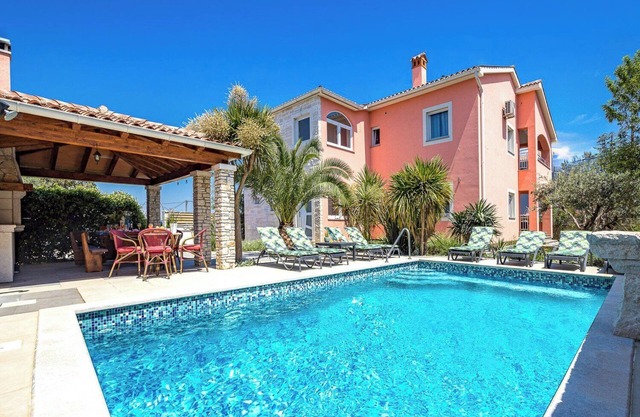 Villa Tina Pula, Šišan, 3.8km from beach, modern mediterranean, pool, grill
