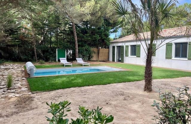 Villa Trousse chemise - walk to the beach! Swimming pool - golf & tennis