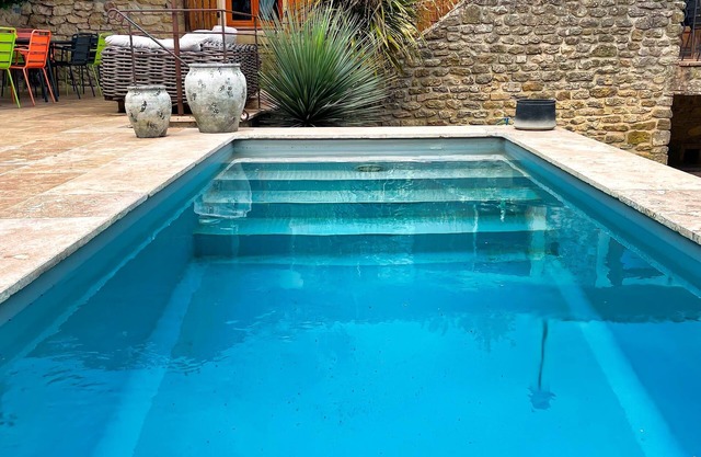 Villa Verdesco Swimming pool and view of the Château de Grignan