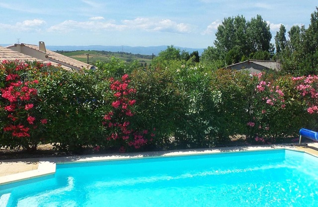 Villa with air-con, heated pool, bubble bath, fenced garden and kids play equipment