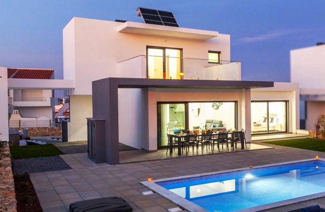 Villa w/Heatable Pool and BBQ in Albufeira