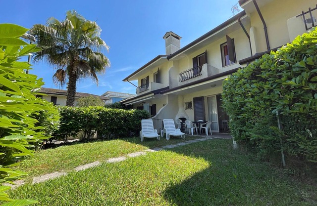 Villa with private garden and barbecue
