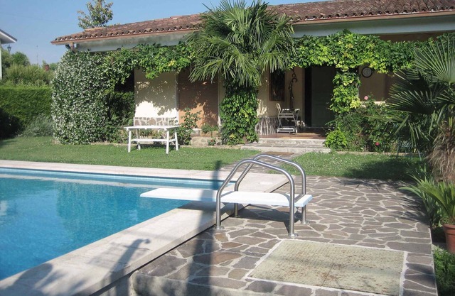 Villa with direct access to the lake